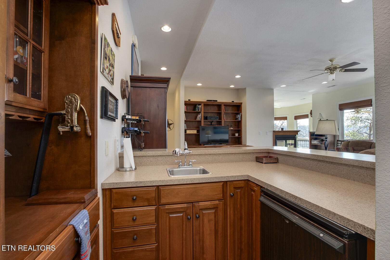 Loudon, Tennessee, 37774, United States, 4 Bedrooms Bedrooms, ,5 BathroomsBathrooms,Residential,Active,2015473