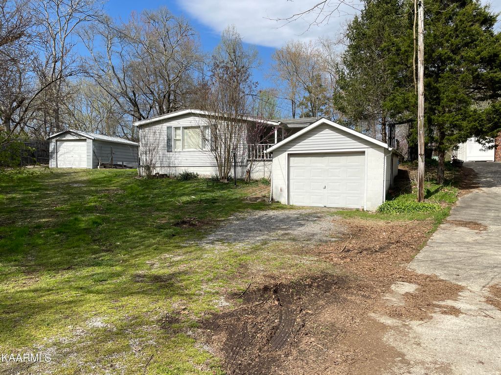 Photo of 114 Dale Ave, Oliver Springs, TN 37840 (MLS # 1226305)