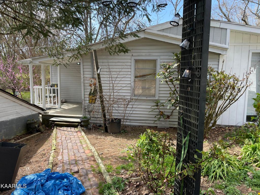 Photo of 114 Dale Ave, Oliver Springs, TN 37840 (MLS # 1226305)