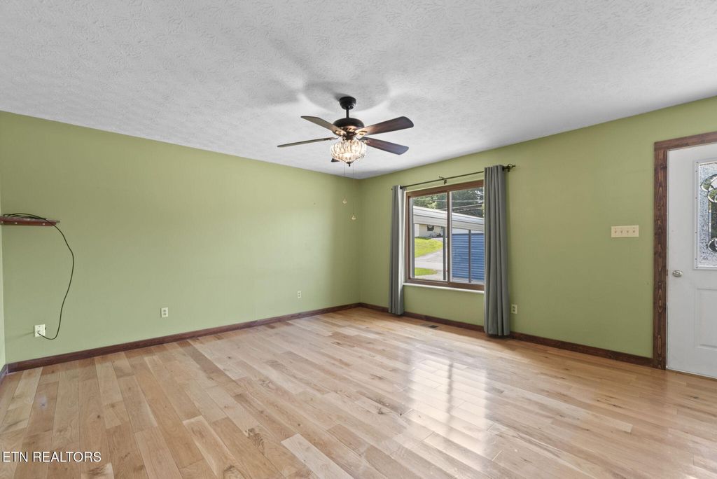 Photo of 102 Edmonds Drive, Oliver Springs, TN 37840 (MLS # 1307438)