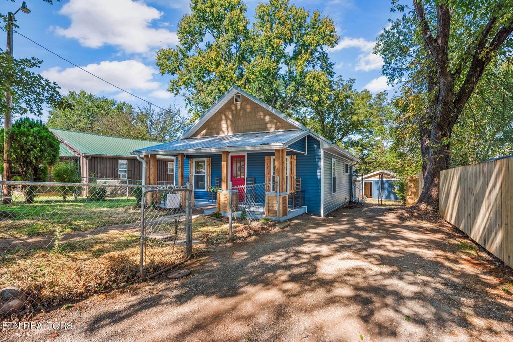 Photo of 206 Rockford Cedar St, Rockford, TN 37853 (MLS # 1279290)