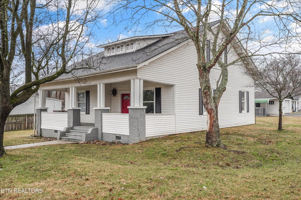 Photo of 1000 Washington Ave, Etowah, TN 37331 (MLS # 1328541)