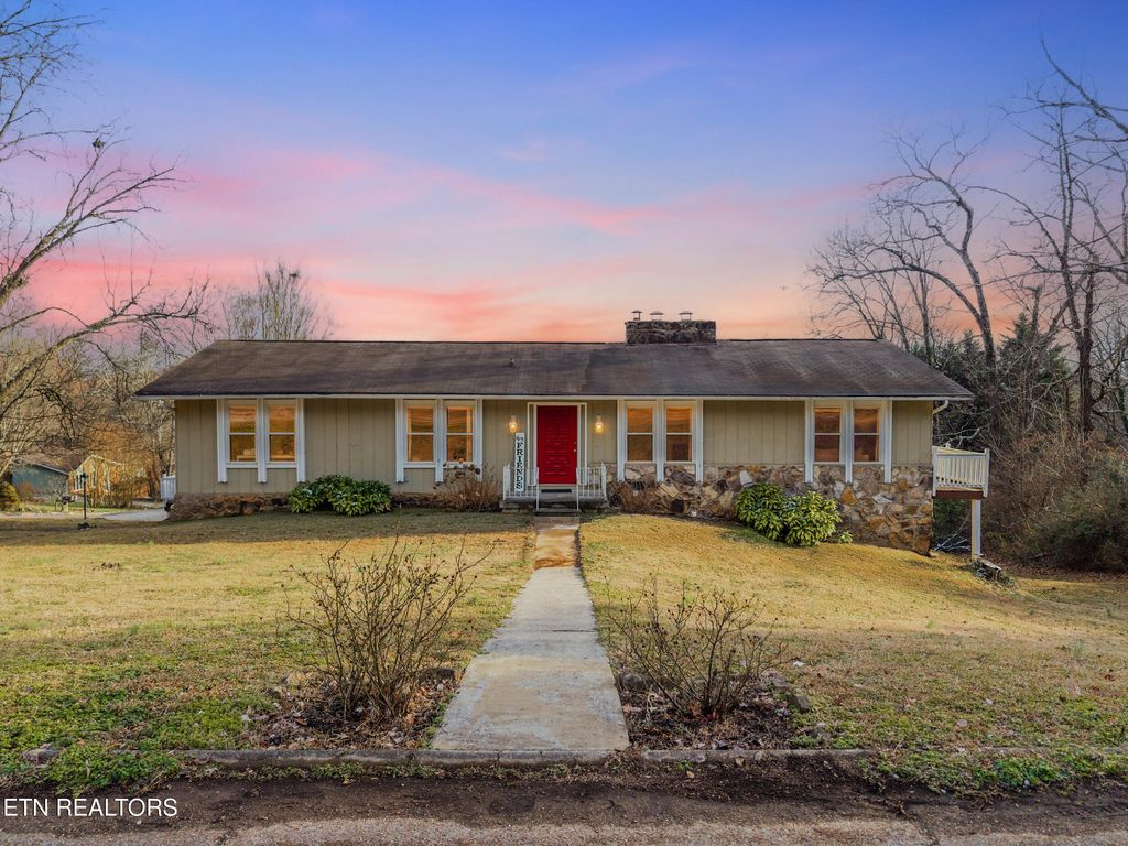 Photo of 8908 Grantop Drive, Knoxville, TN 37923 (MLS # 1327765)