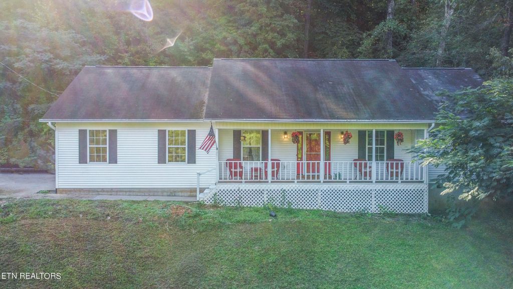 Photo of 689 Mahoney Rd, Oliver Springs, TN 37840 (MLS # 1277015)
