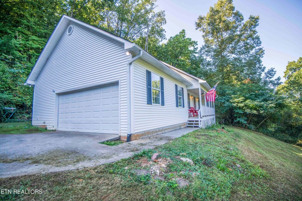 Photo of 689 Mahoney Rd, Oliver Springs, TN 37840 (MLS # 1277015)