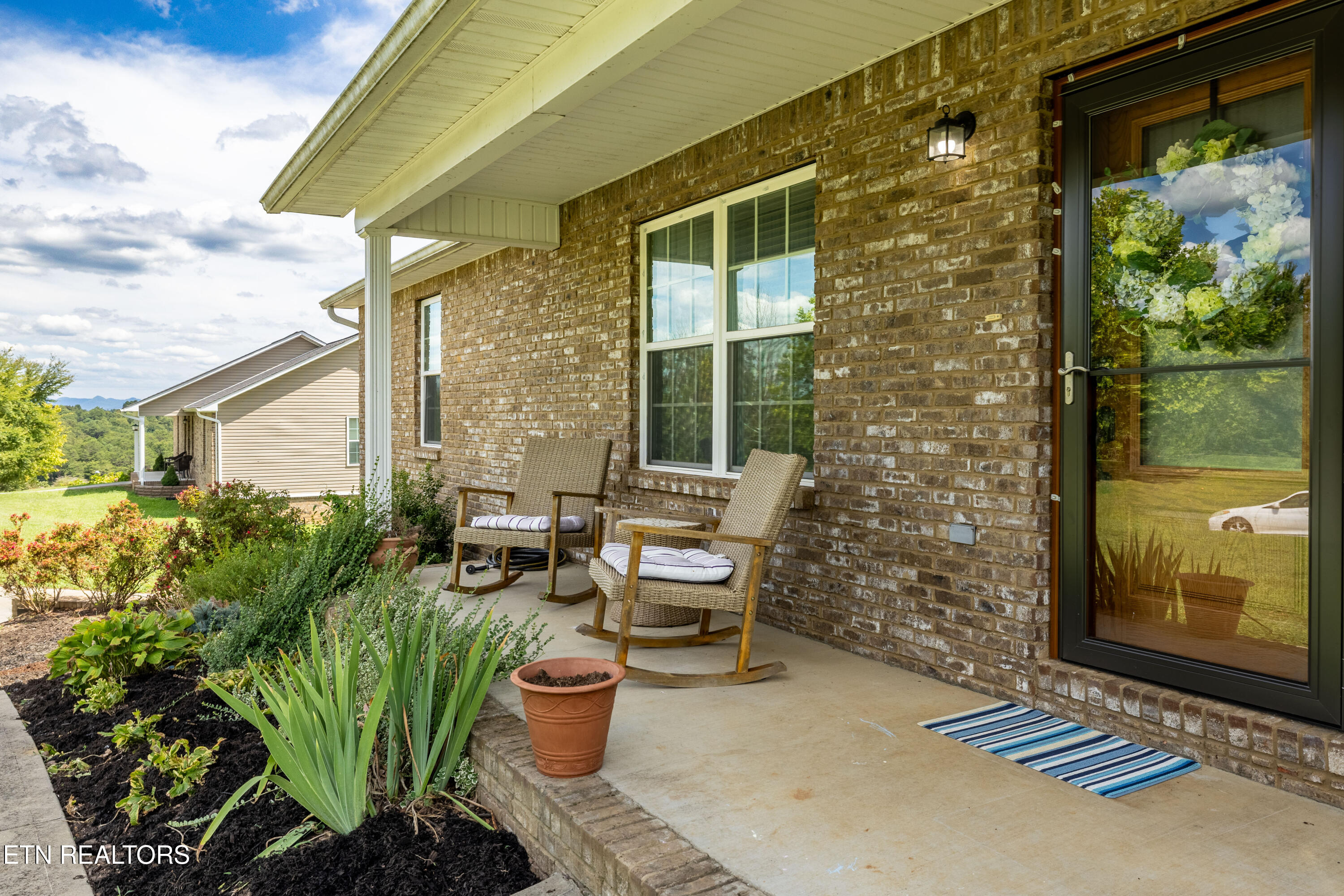 810 River Cliff Drive