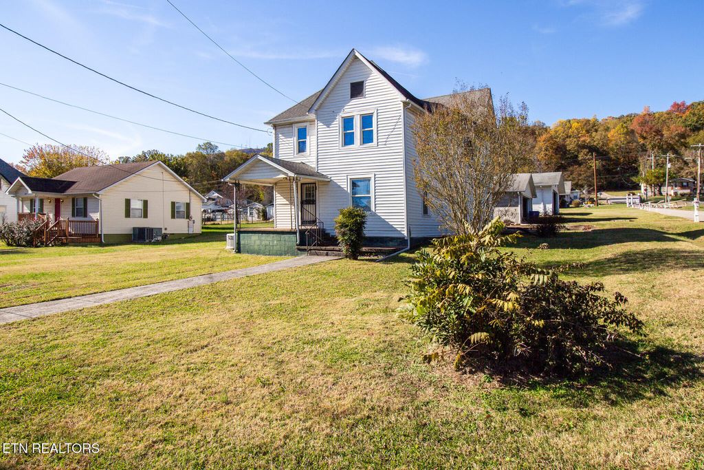 Photo of 301 S Chamberlain Ave, Rockwood, TN 37854 (MLS # 1321379)