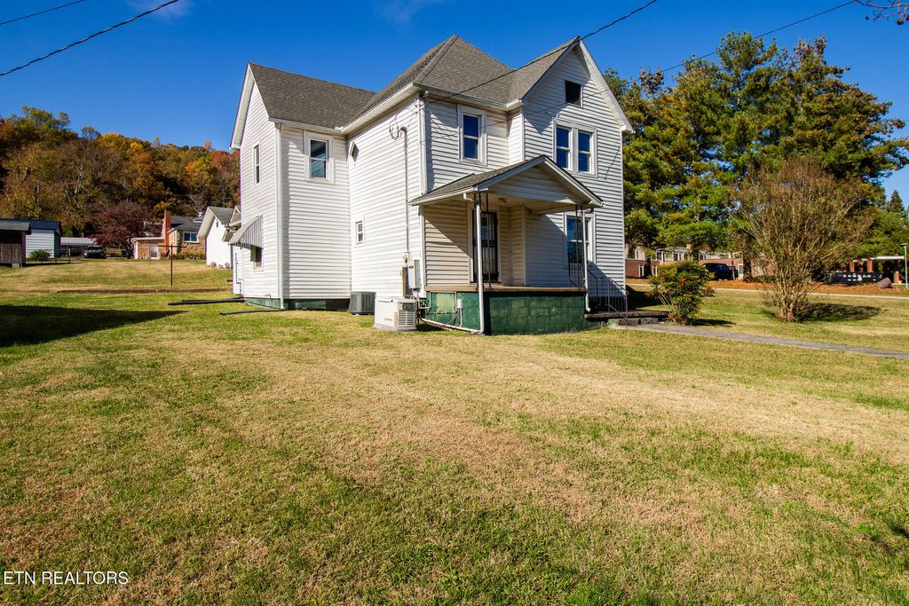 Photo of 301 S Chamberlain Ave, Rockwood, TN 37854 (MLS # 1321379)
