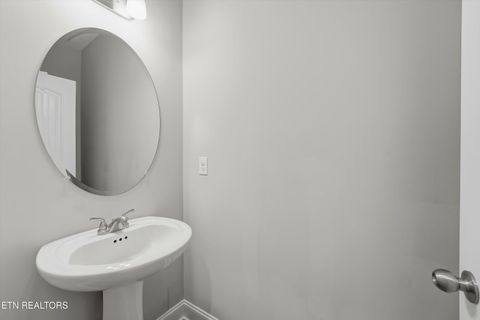 Tiny photo for 160 E Elderberry St, Oak Ridge, TN 37830 (MLS # 1333130)