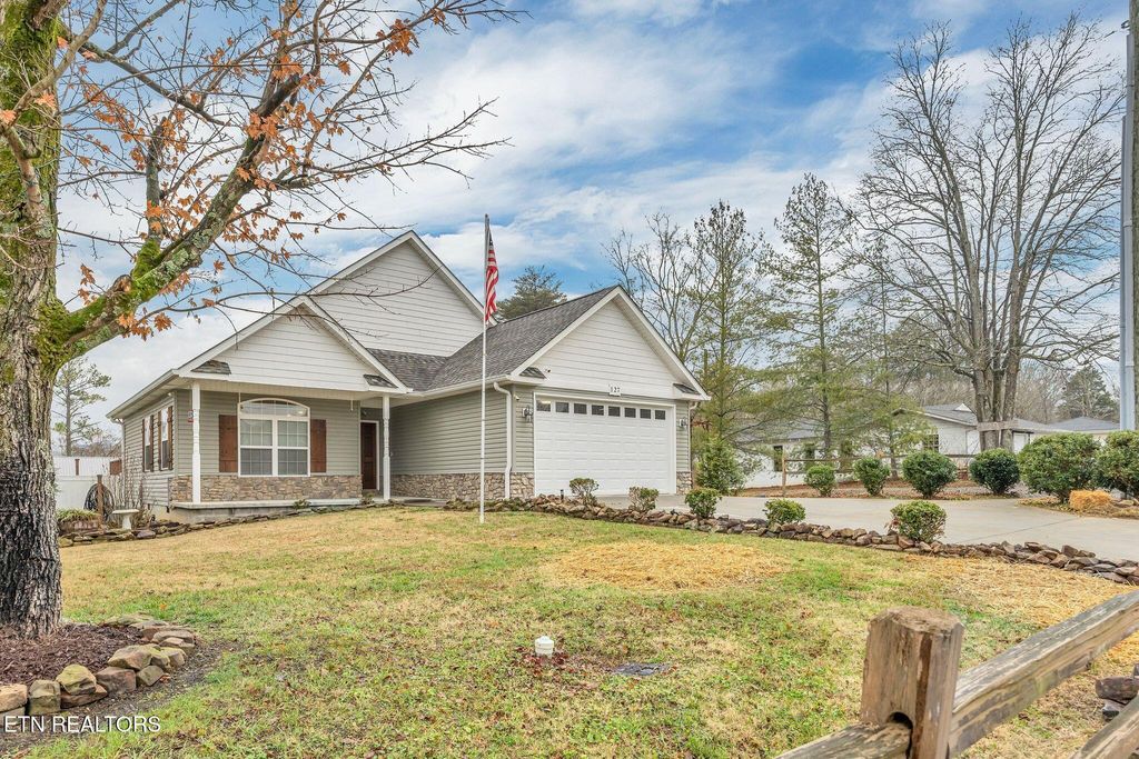Photo of 127 Cardin St, Etowah, TN 37331 (MLS # 1324124)