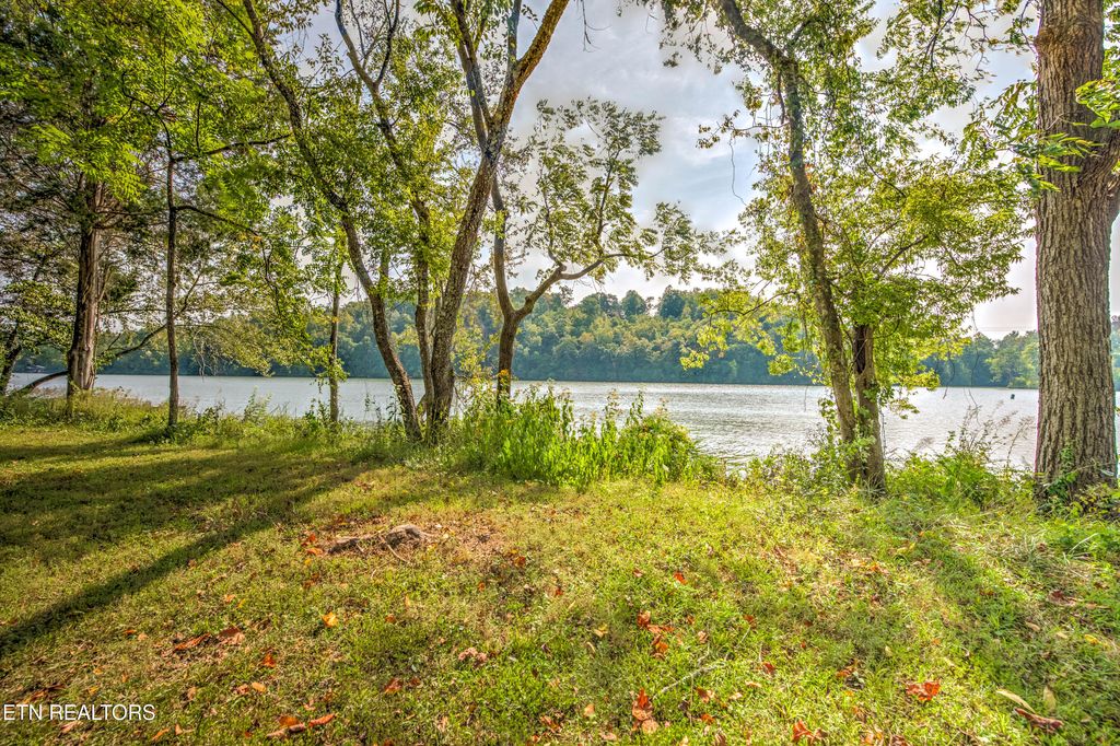 Photo of 410 Lakecrest Drive, Harriman, TN 37748 (MLS # 1308022)