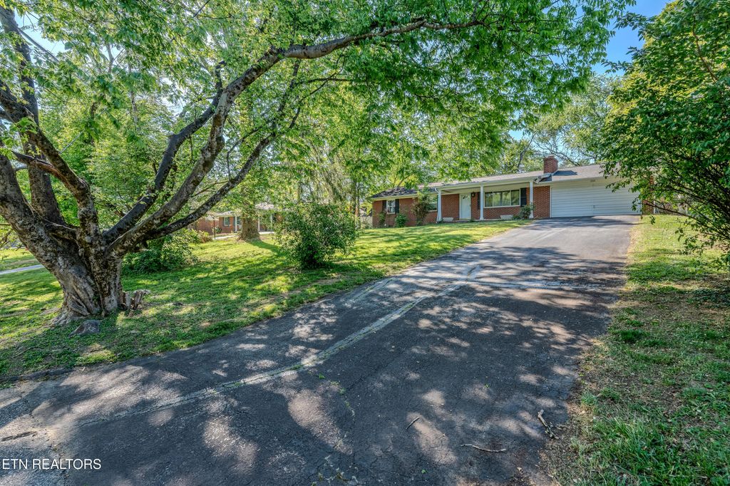 Photo of 533 Ensley Drive, Knoxville, TN 37920 (MLS # 1337023)