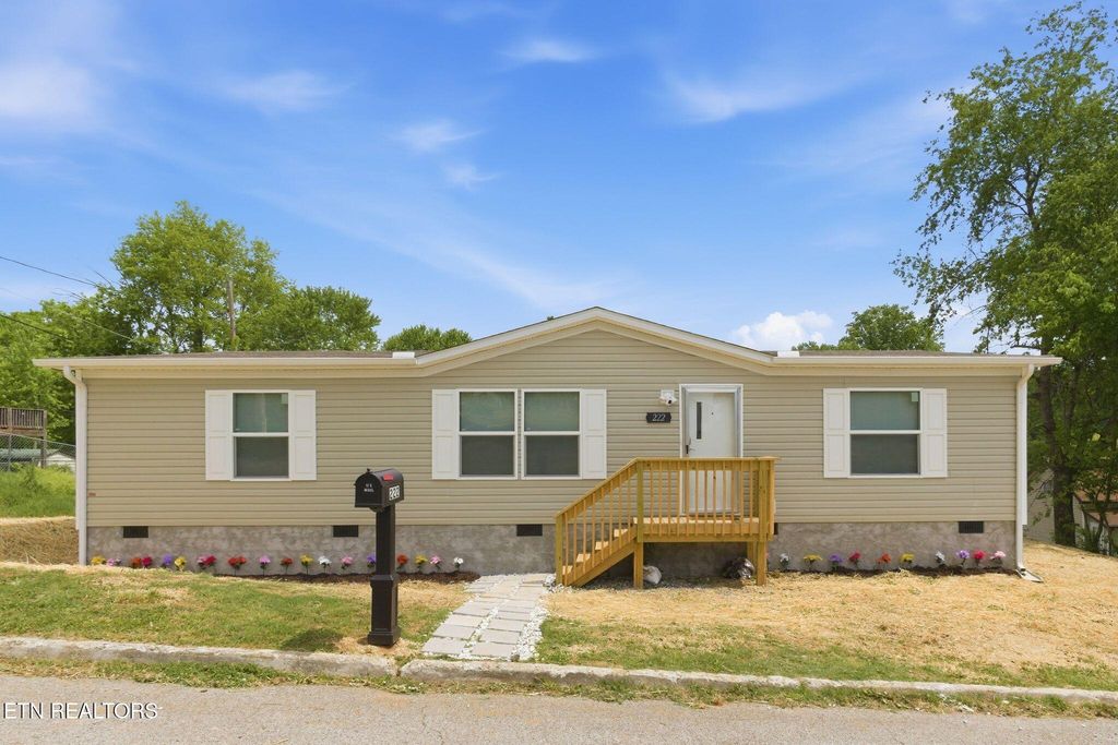 Photo of 222 NW Virginia Ave, Harriman, TN 37748 (MLS # 1338148)