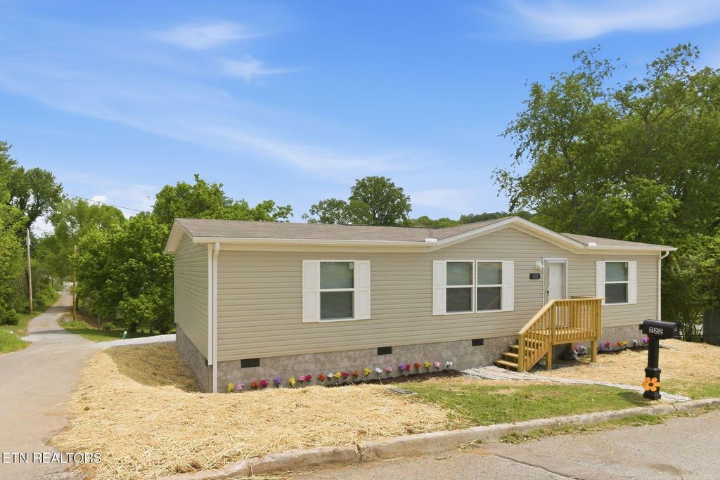 Photo of 222 NW Virginia Ave, Harriman, TN 37748 (MLS # 1338148)