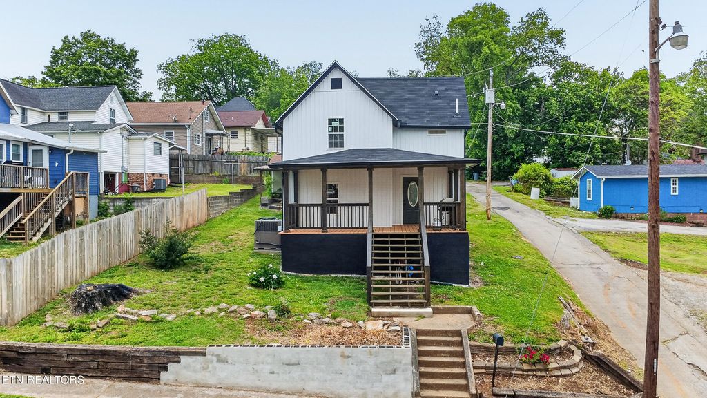 Photo of 205 E 1st Ave, Lenoir City, TN 37771 (MLS # 1339127)