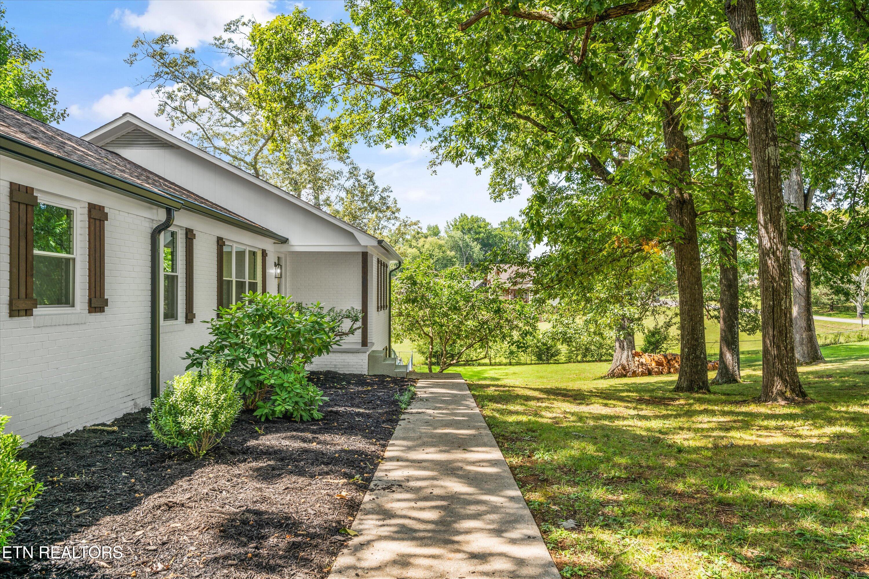 1939 Smoky View Circle