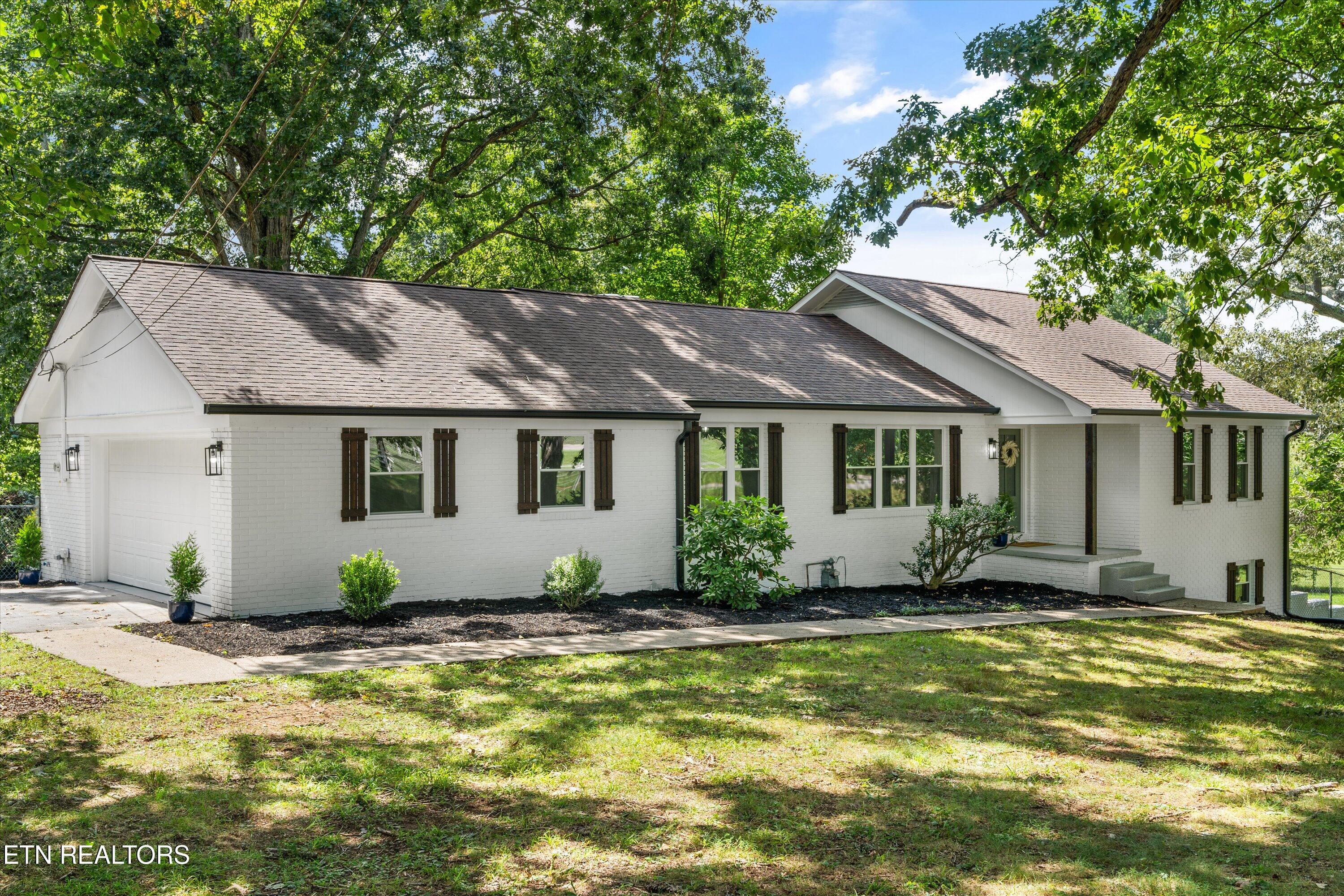 1939 Smoky View Circle