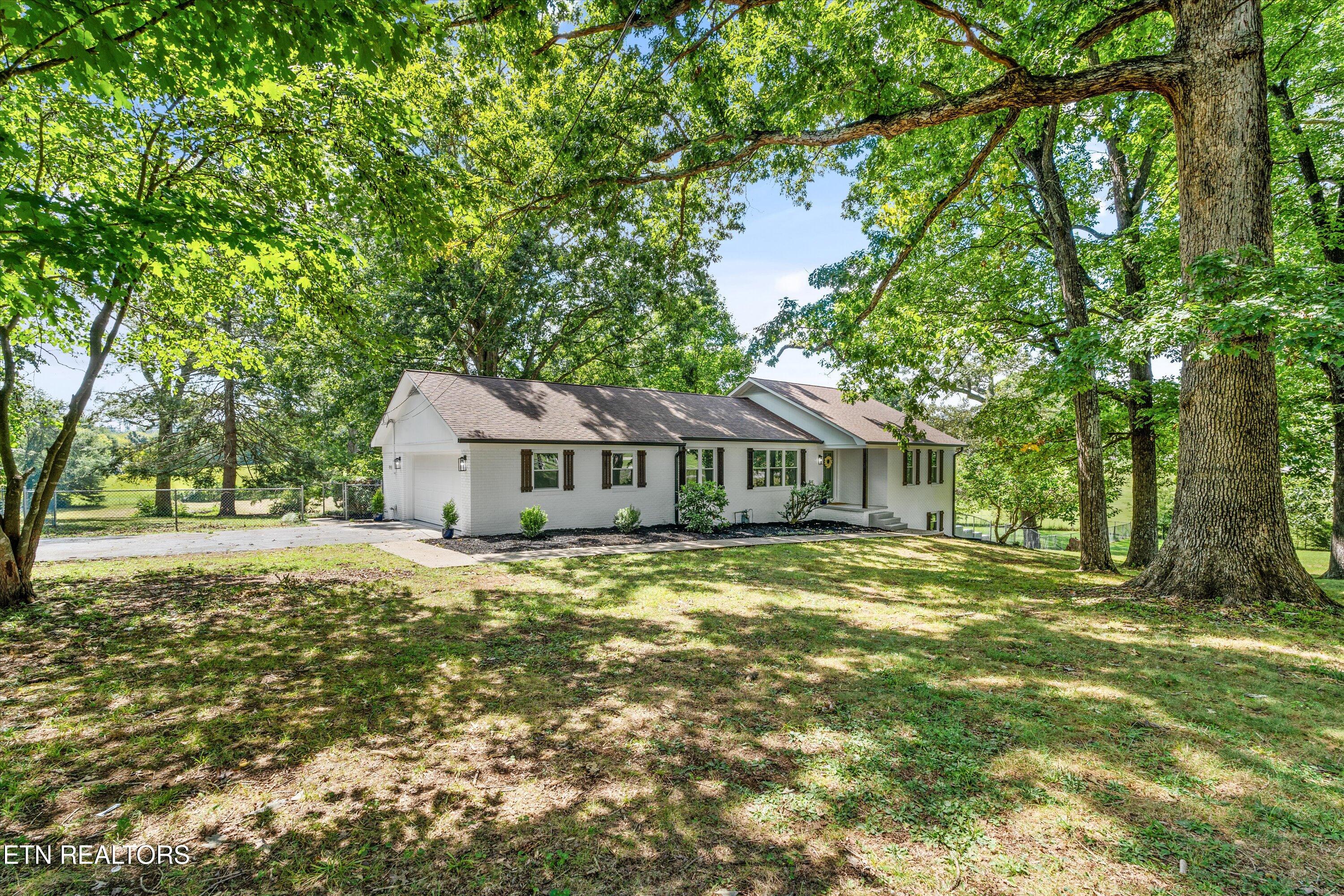 1939 Smoky View Circle