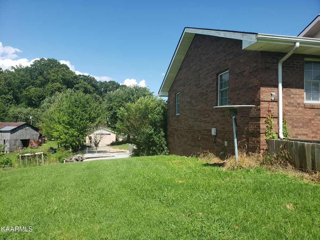 Photo of 1716 Brooks St, Tazewell, TN 37879 (MLS # 1235022)