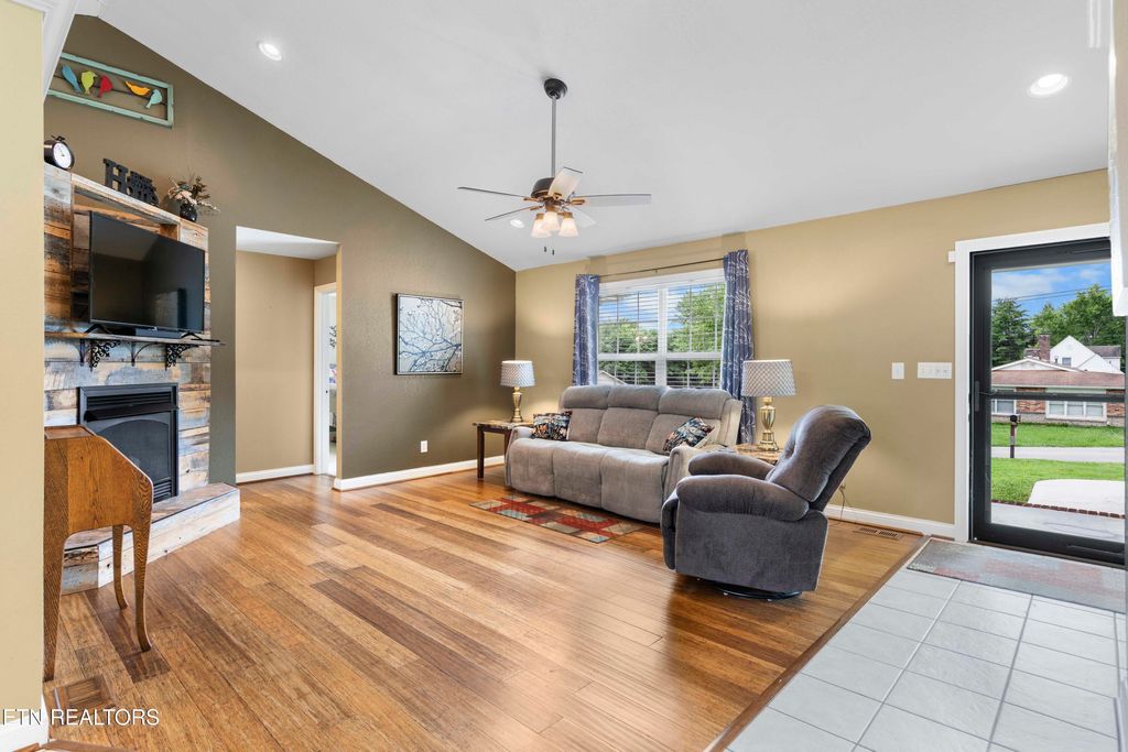 Photo of 327 S Fowler St, Clinton, TN 37716 (MLS # 1305370)