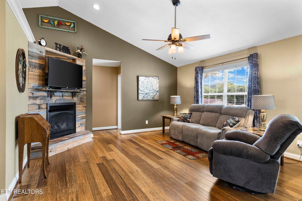 Photo of 327 S Fowler St, Clinton, TN 37716 (MLS # 1305370)