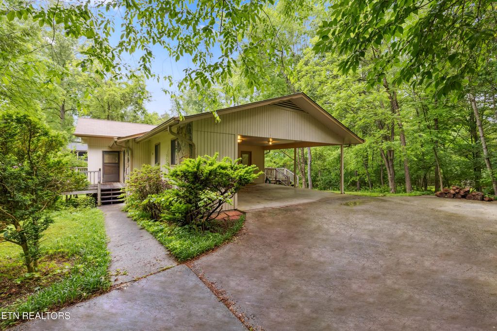 Photo of 131 Clifton Circle, Oak Ridge, TN 37830 (MLS # 1300119)