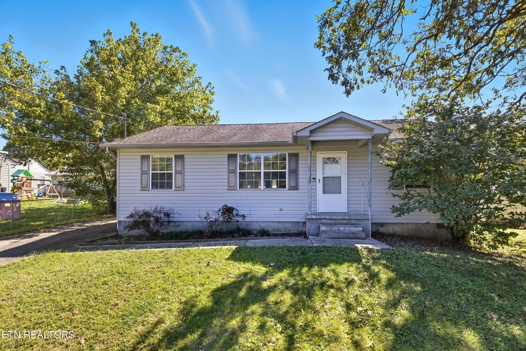 Photo of 143 Wellington Circle, Oak Ridge, TN 37830 (MLS # 1317500)