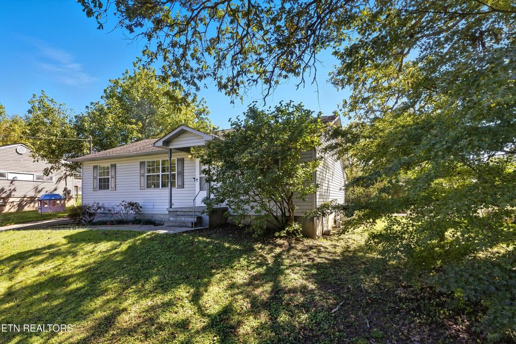 Photo of 143 Wellington Circle, Oak Ridge, TN 37830 (MLS # 1317500)