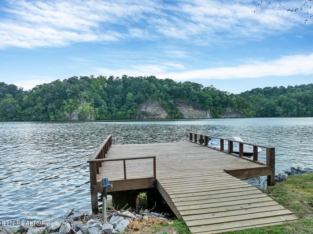 Photo of 4225 W Lakeview Circle, Louisville, TN 37777 (MLS # 1313050)