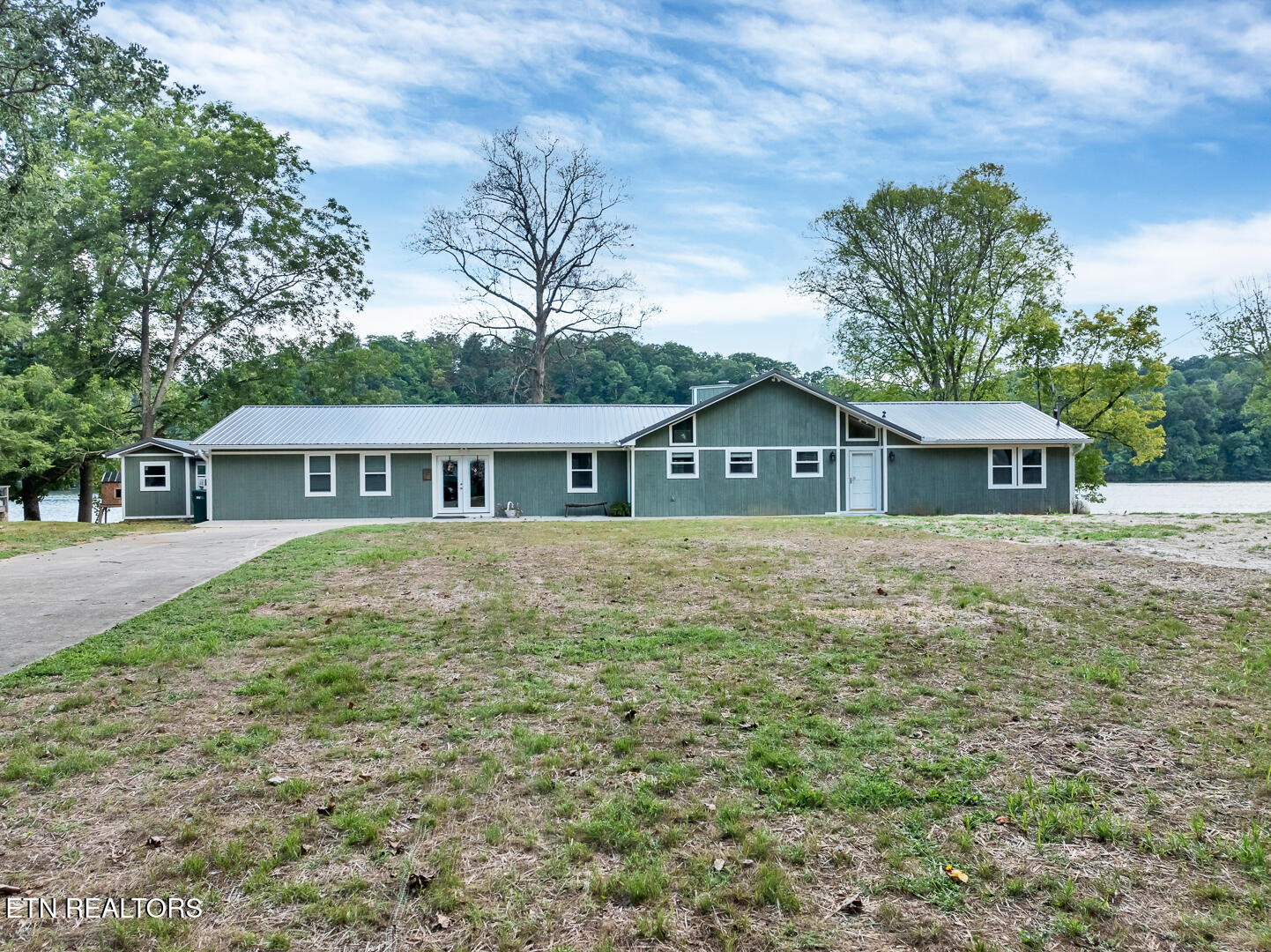 4225 W Lakeview Circle