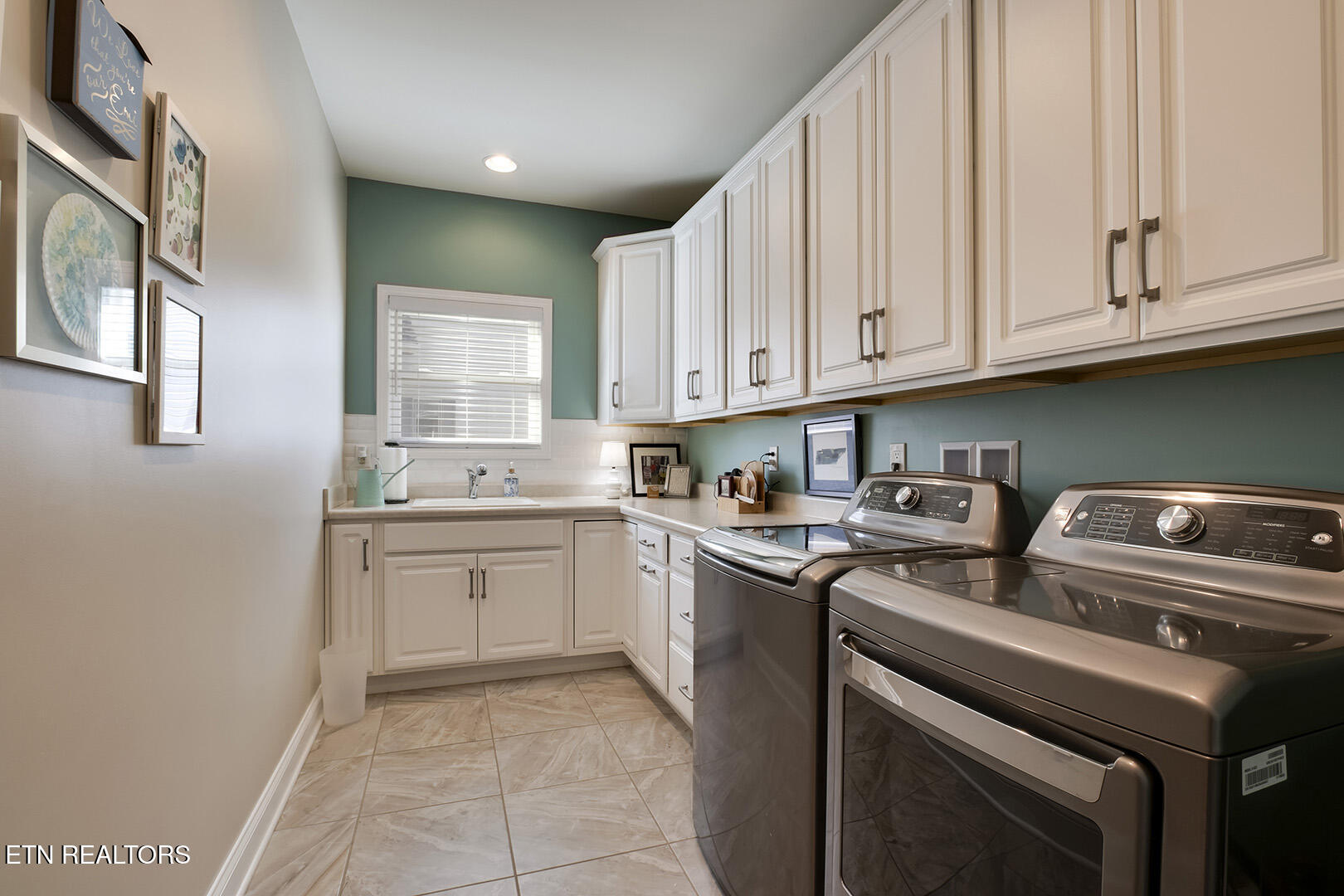 Loudon, Tennessee 37774, United States, 3 Bedrooms Bedrooms, ,2 BathroomsBathrooms,Residential,Pending,80749