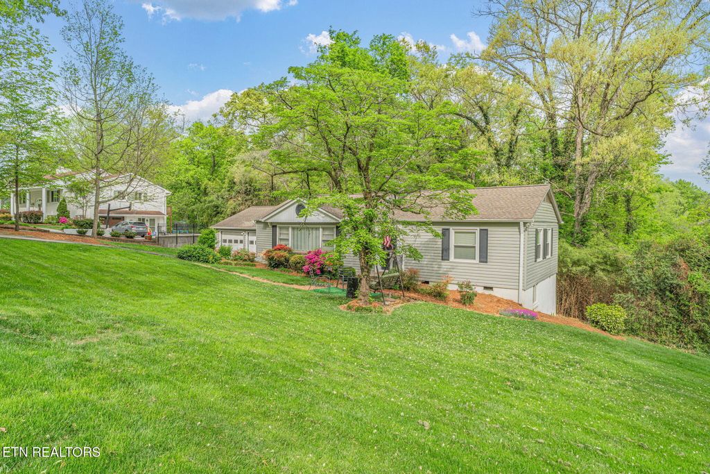 Photo of 5525 Crestwood Drive, Knoxville, TN 37914 (MLS # 1336784)