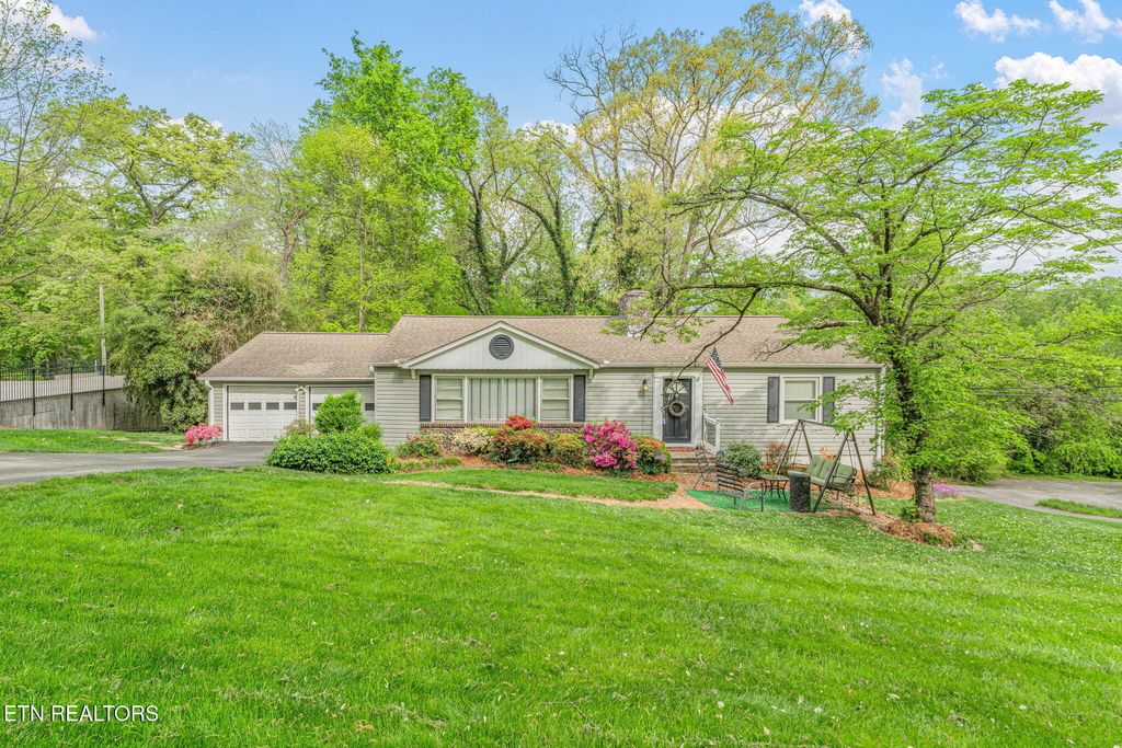 Photo of 5525 Crestwood Drive, Knoxville, TN 37914 (MLS # 1336784)