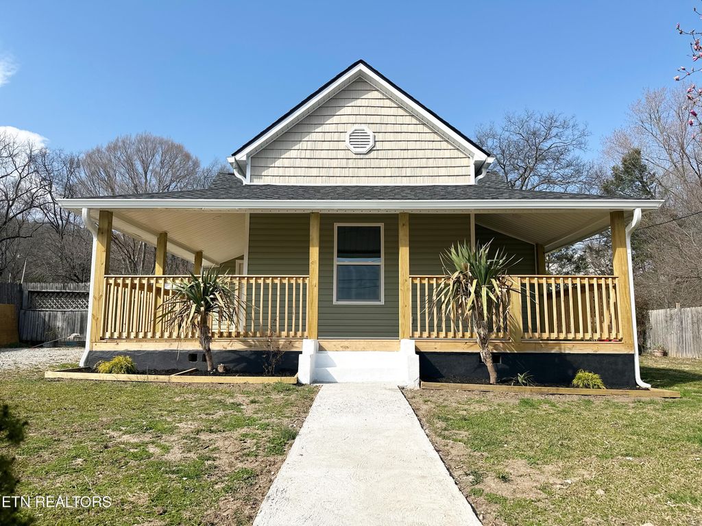 Photo of 521 Henderson St, Harriman, TN 37748 (MLS # 1296470)