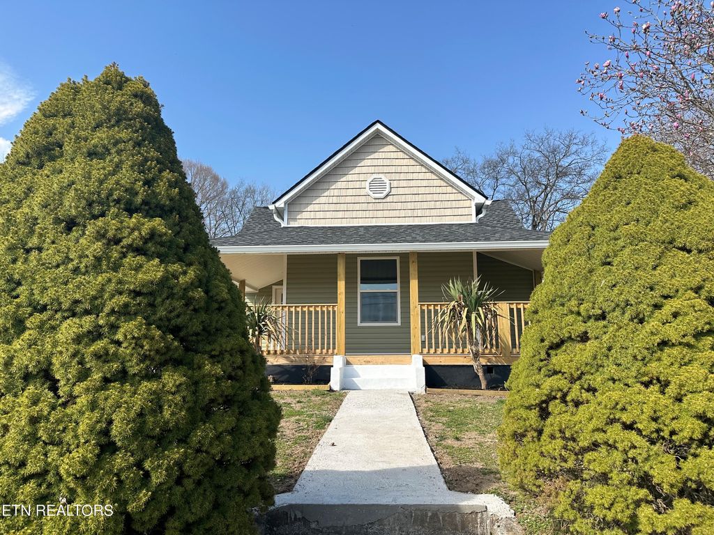 Photo of 521 Henderson St, Harriman, TN 37748 (MLS # 1296470)