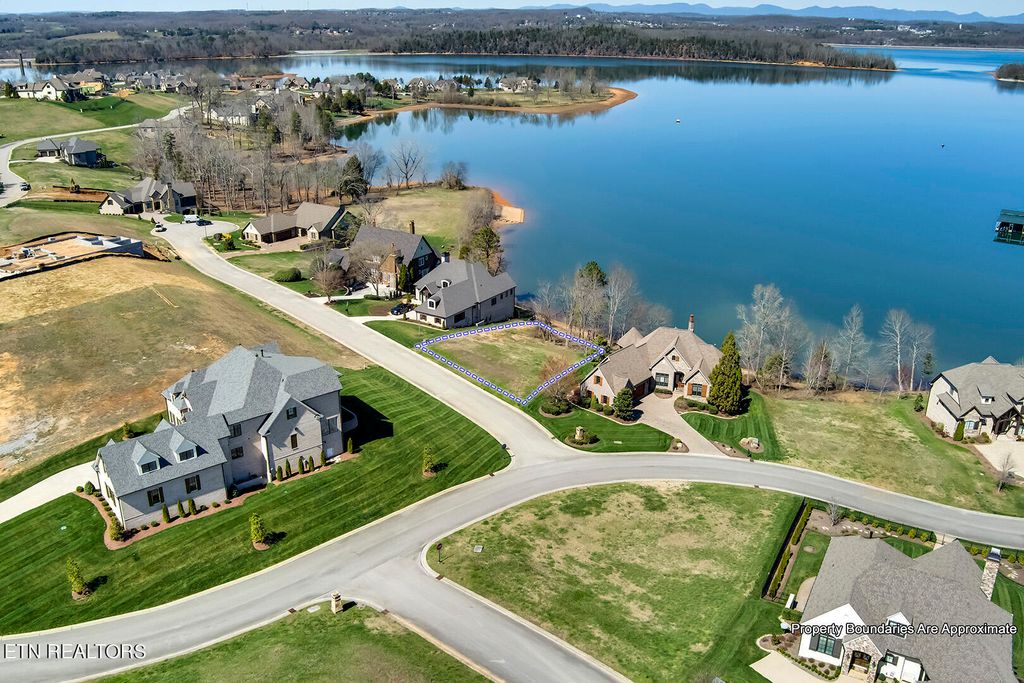 Photo of 204 Cypress Pointe Drive, Lenoir City, TN 37772 (MLS # 1255641)