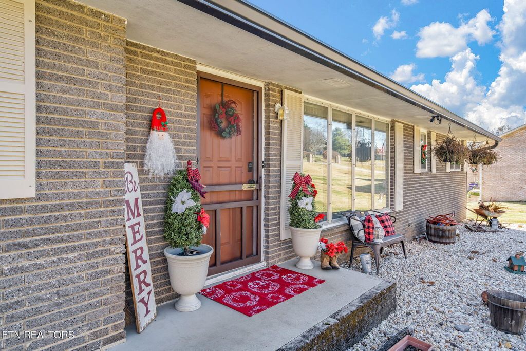 Photo of 500 Crestview Drive, Lenoir City, TN 37772 (MLS # 1322310)