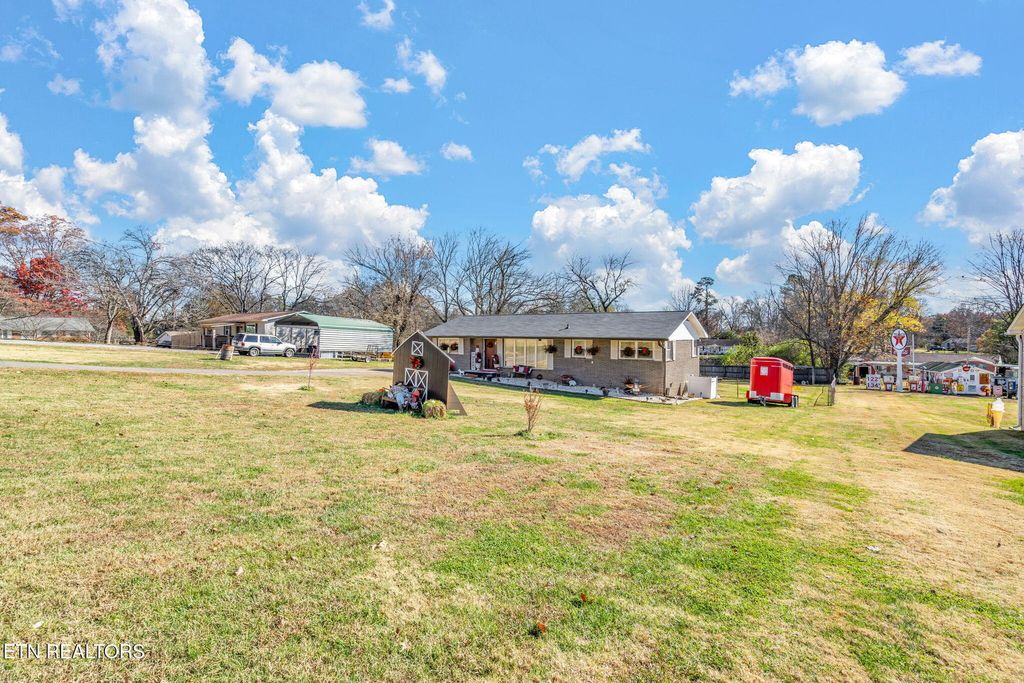 Photo of 500 Crestview Drive, Lenoir City, TN 37772 (MLS # 1322310)