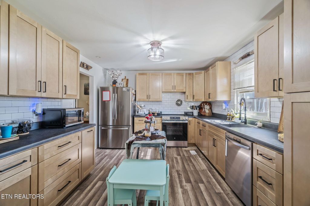 Photo of 500 Crestview Drive, Lenoir City, TN 37772 (MLS # 1322310)