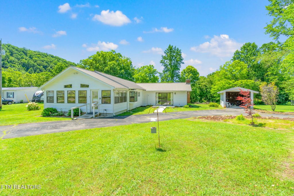 Photo of 127 Mountain Rd, Oliver Springs, TN 37840 (MLS # 1267922)