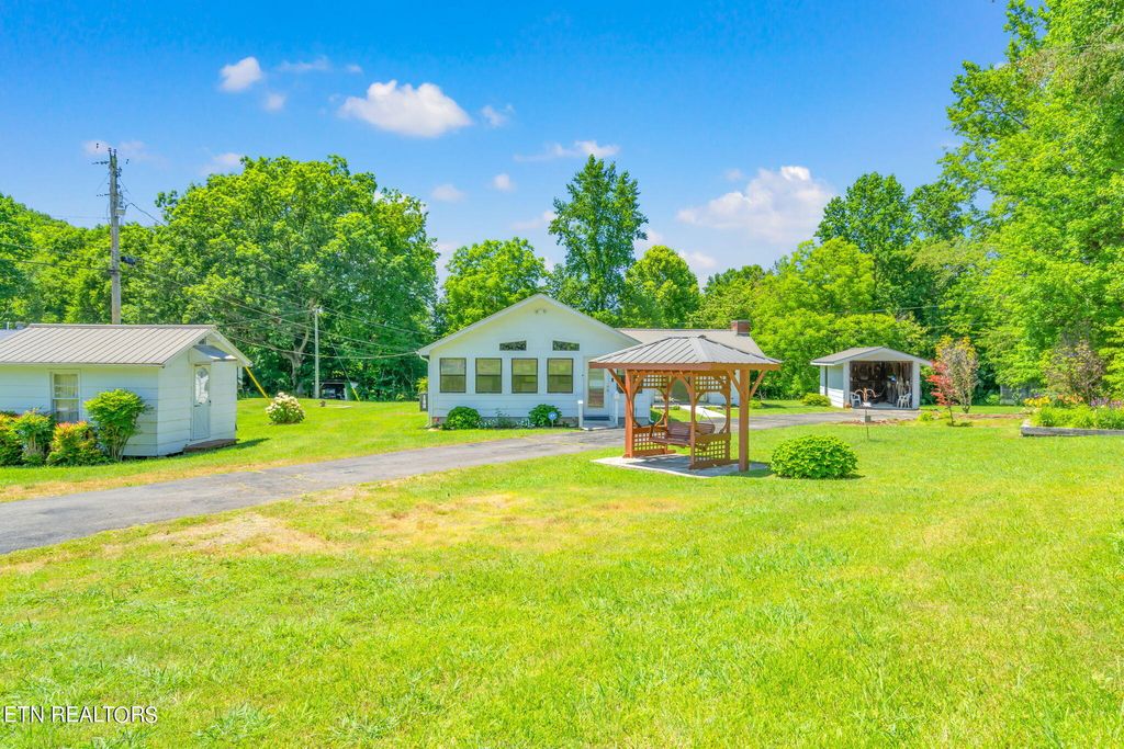 Photo of 127 Mountain Rd, Oliver Springs, TN 37840 (MLS # 1267922)