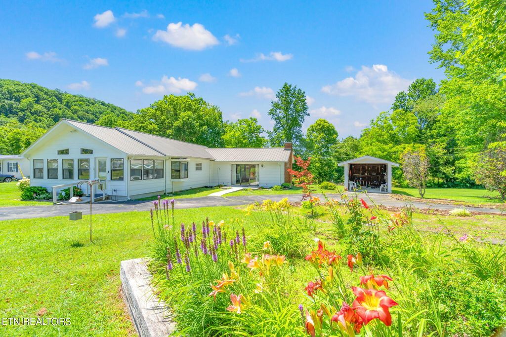 Photo of 127 Mountain Rd, Oliver Springs, TN 37840 (MLS # 1267922)