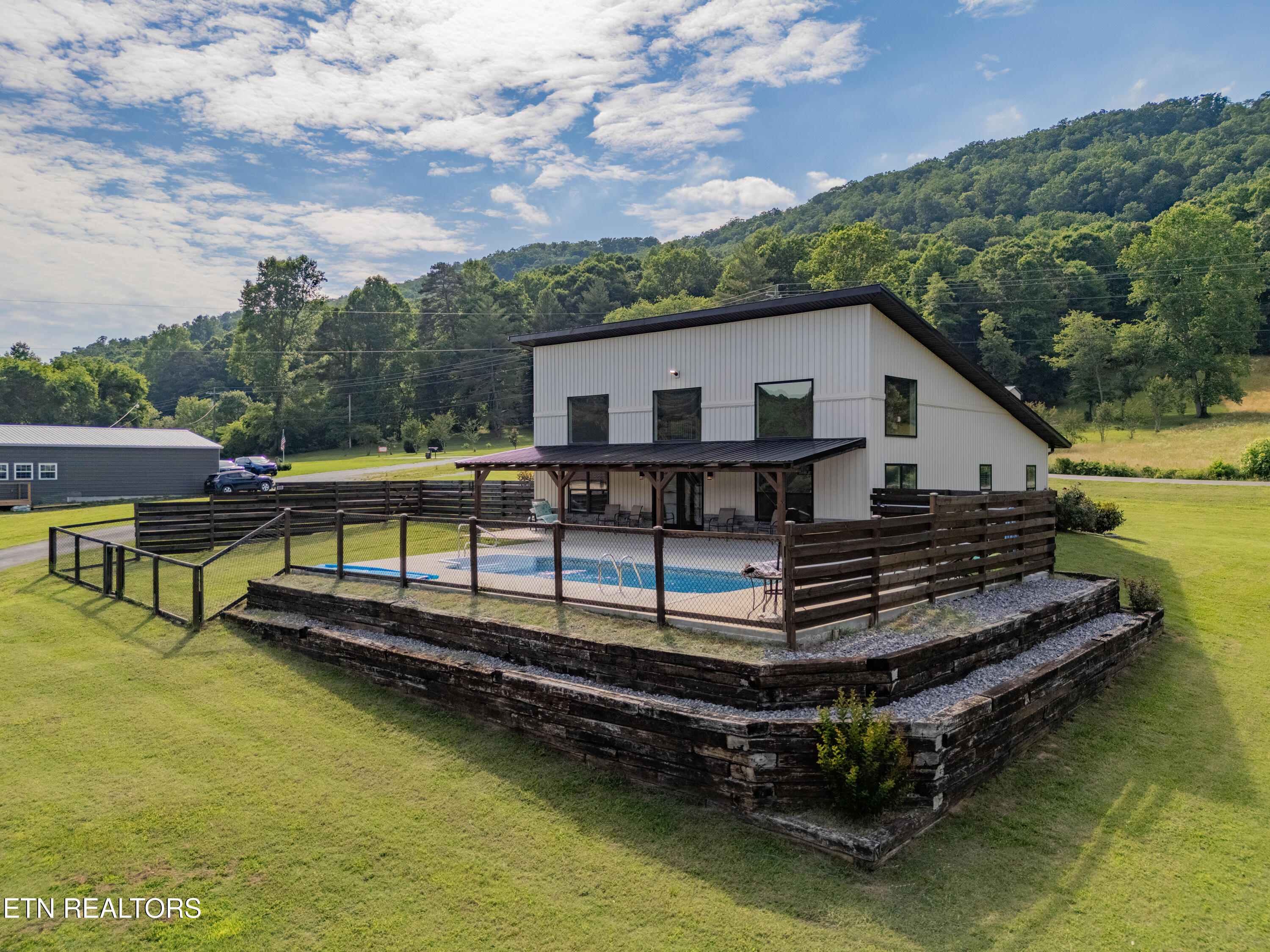1352 Dutch Valley Rd