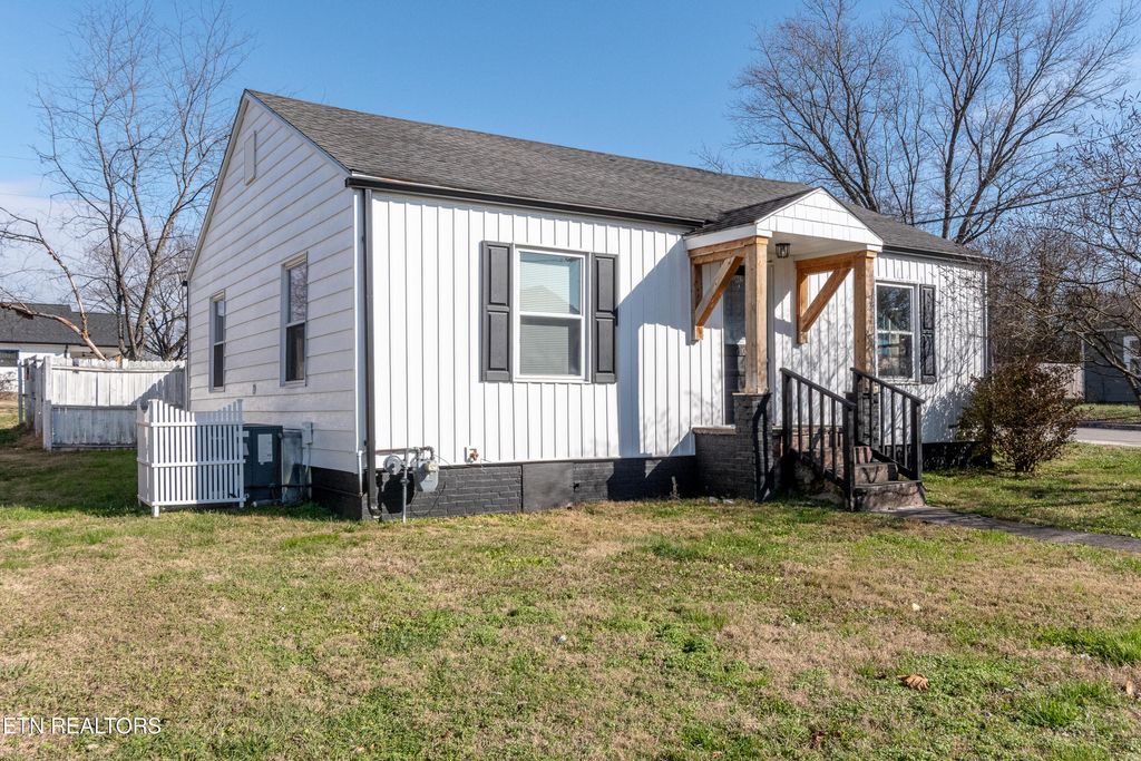 Photo of 602 Mcginley St, Maryville, TN 37804 (MLS # 1324087)