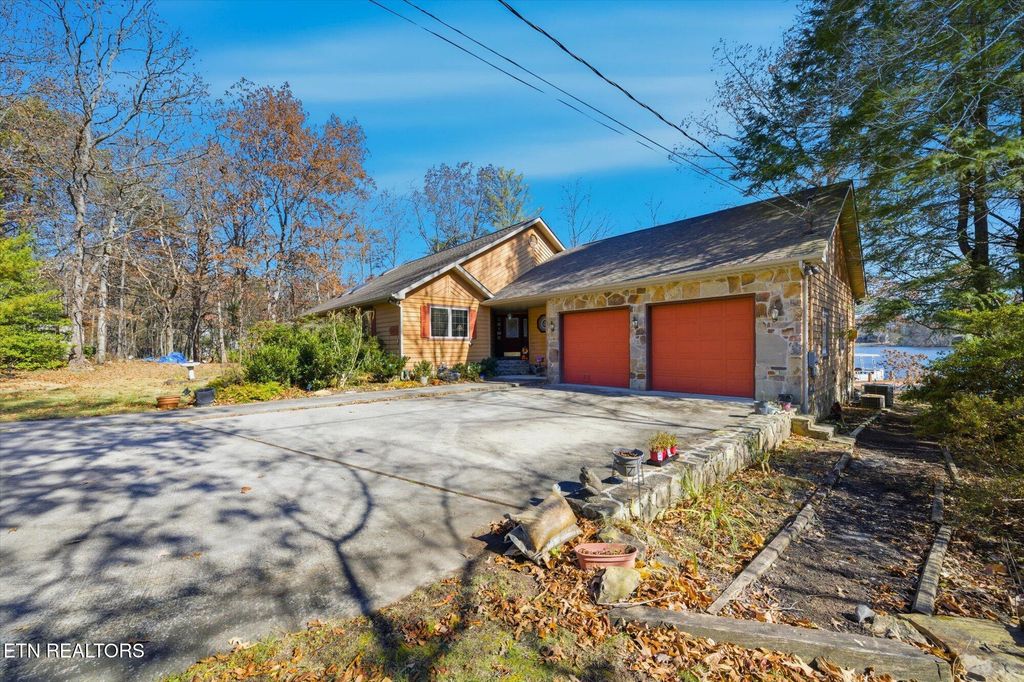 Photo of 140 Tawny Oak Loop, Crossville, TN 38558 (MLS # 1322750)