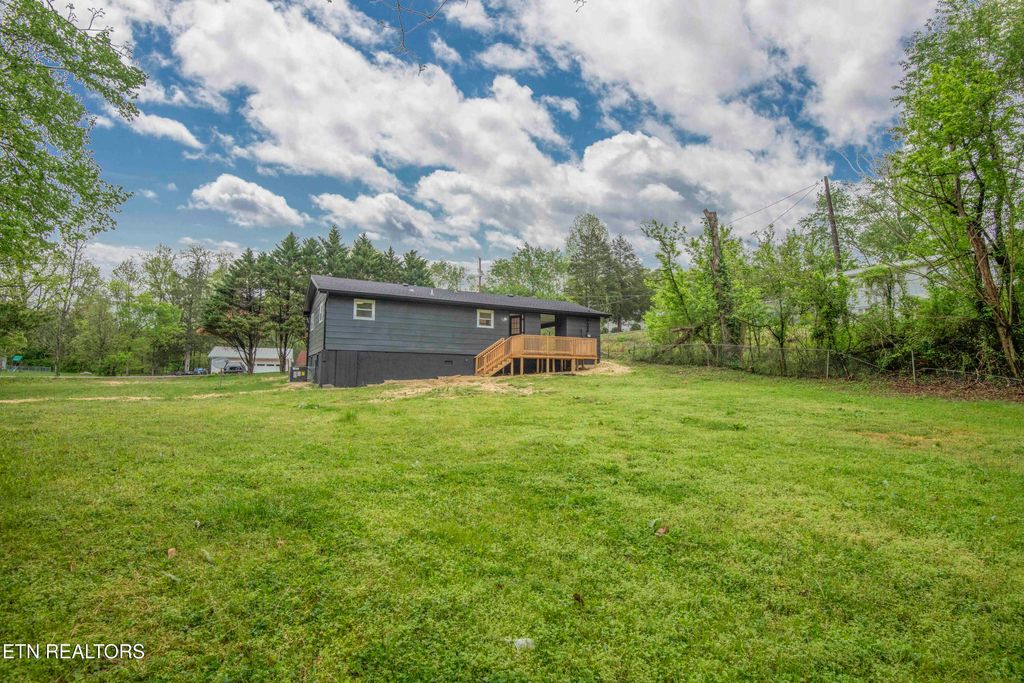 Photo of 220 Rolling Acres Drive, Rockwood, TN 37854 (MLS # 1298360)