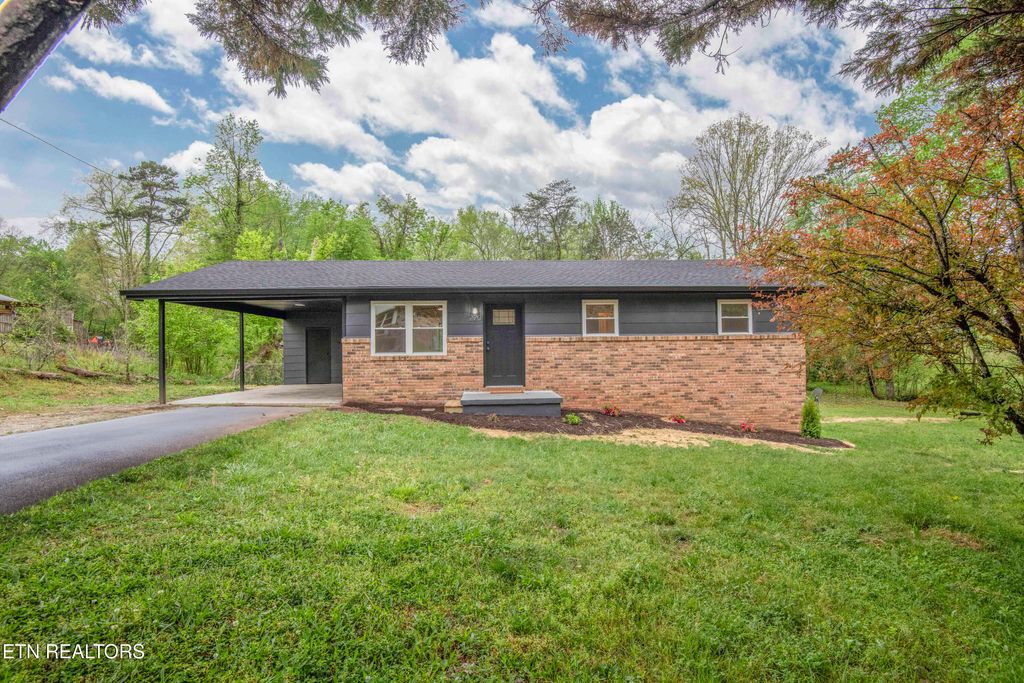 Photo of 220 Rolling Acres Drive, Rockwood, TN 37854 (MLS # 1298360)