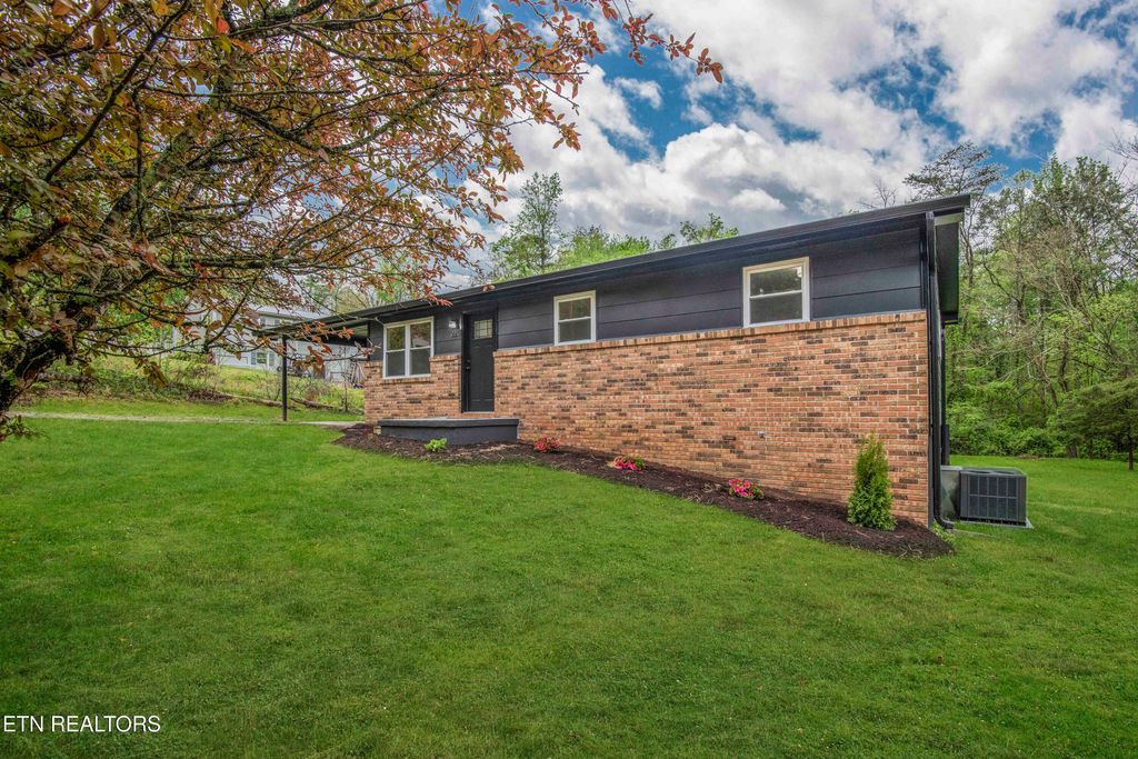 Photo of 220 Rolling Acres Drive, Rockwood, TN 37854 (MLS # 1298360)