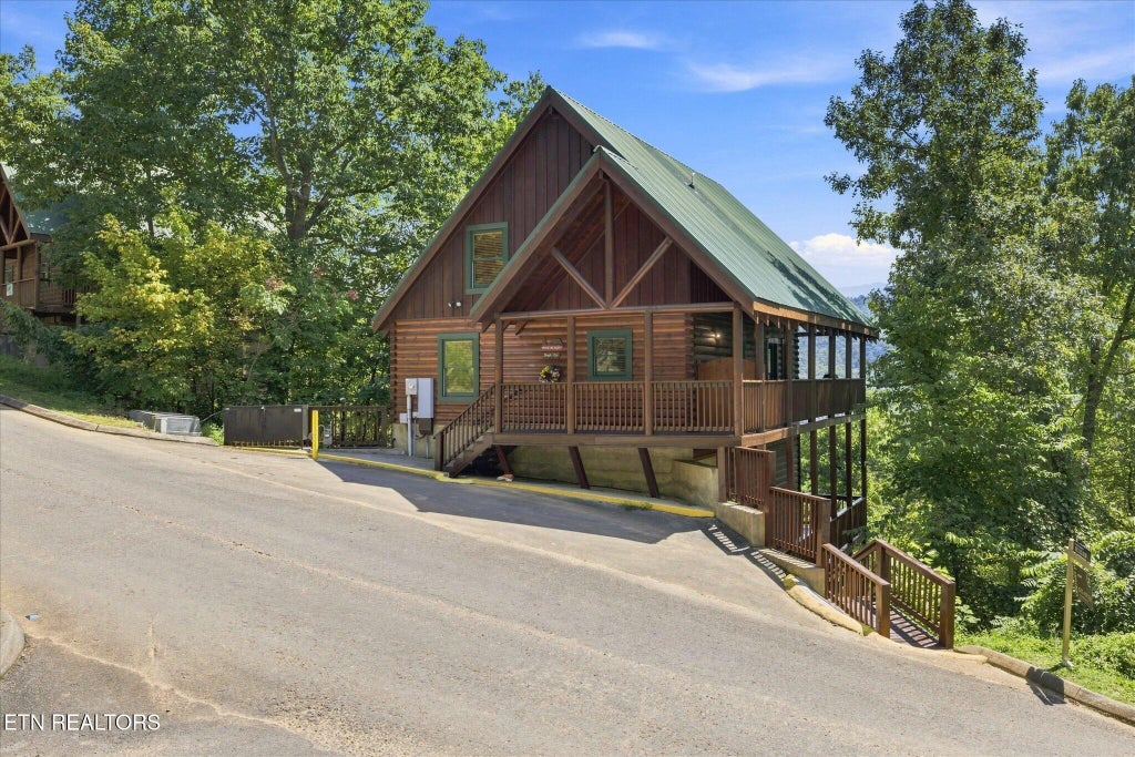 Photo of 4626 Nottingham Heights Way, Pigeon Forge, TN 37863 (MLS # 1354133)