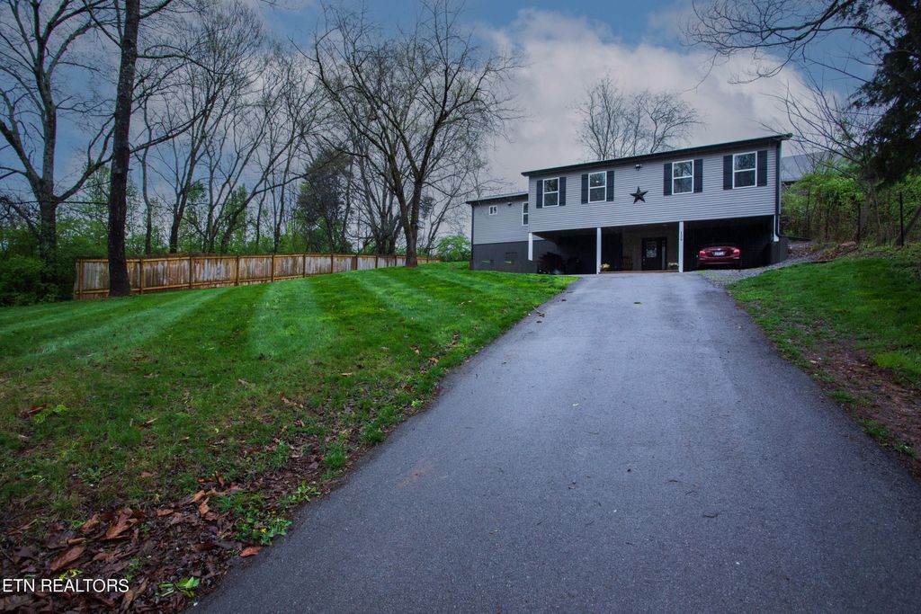 Photo of 129 Elm St, Rockford, TN 37853 (MLS # 1257378)